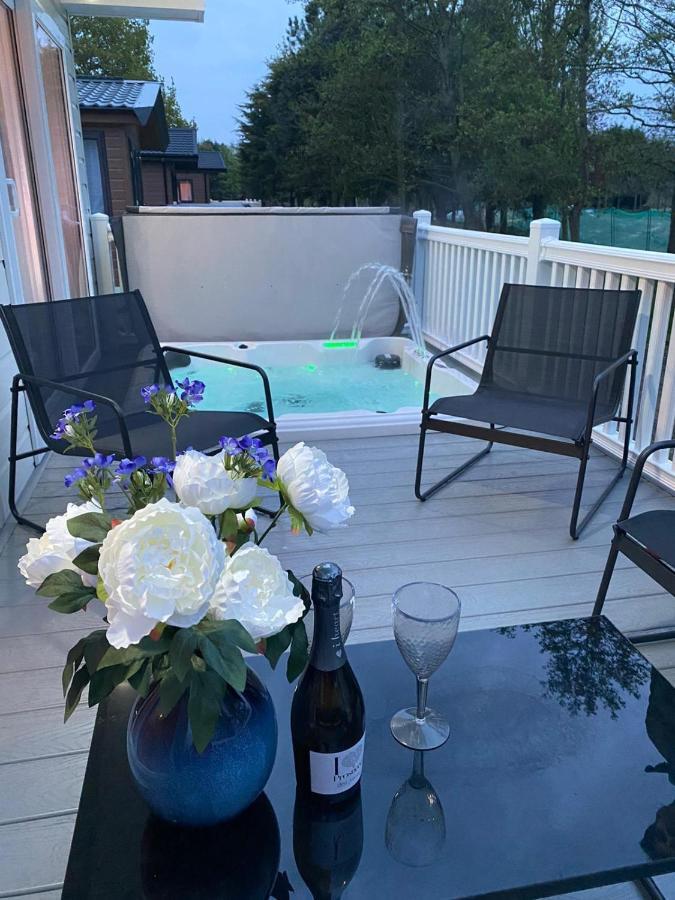 Graceland Lodge With Hot Tub Barmby on the Moor Extérieur photo